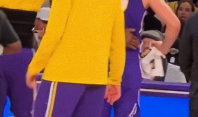 开云集团中国官网-东契奇退赛怒踢广告牌，湖人险胜76人：里夫斯居然带的动詹姆斯