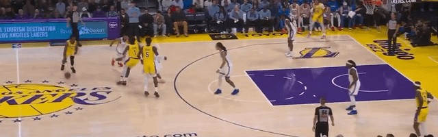 开云足球官网-布朗尼喂出生涯首记三分，湖人板凳席炸了